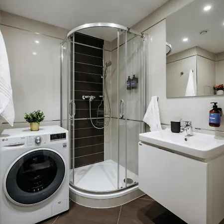 Apartament Days - With Balcony And Garage Parking In Smichov Praga