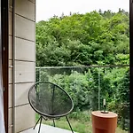 Days - With Balcony And Garage Parking In Smichov * 布拉格