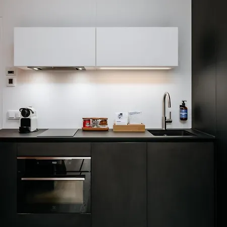 Days - With Balcony And Garage Parking In Smichov Πράγα