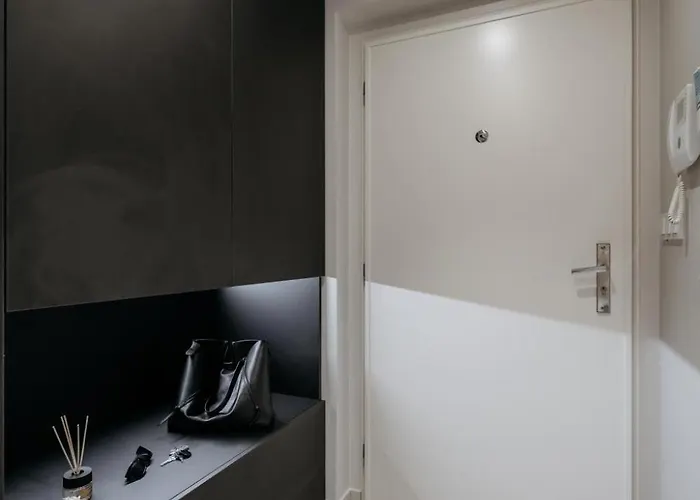 Days - With Balcony And Garage Parking In Smichov Διαμέρισμα Πράγα