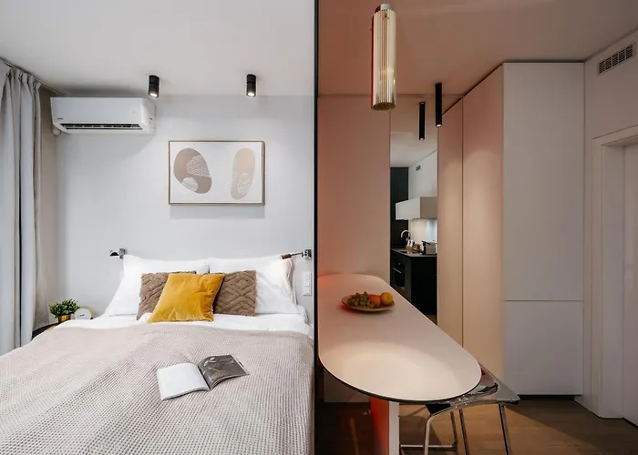 Days - With Balcony And Garage Parking In Smichov * Πράγα