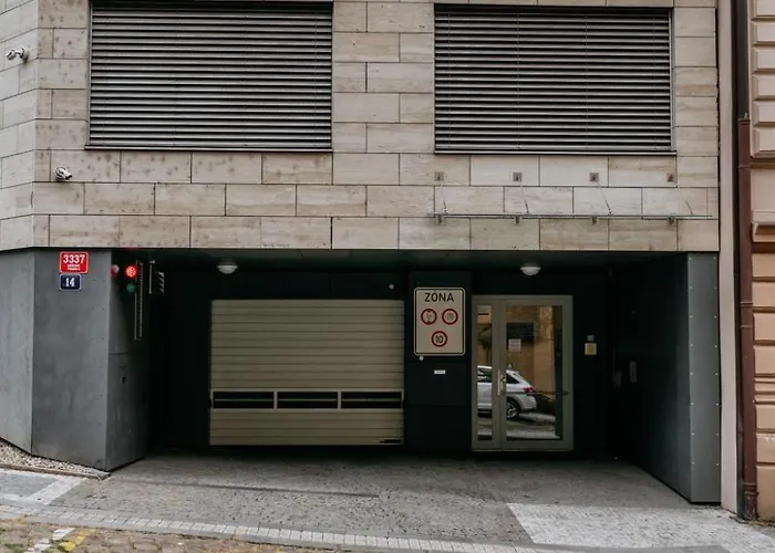 Days - With Balcony And Garage Parking In Smichov